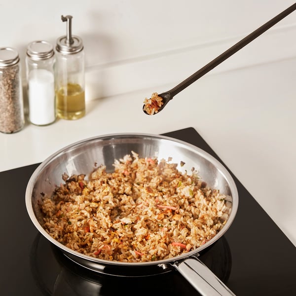 Using LUNGROT to stir fry rice, keeping hand safe from heat.
