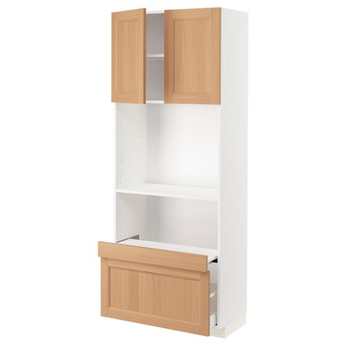 A white METOD kitchen cabinet with oak doors and a pull-out shelf. It an adjustable shelf and sturdy construction.