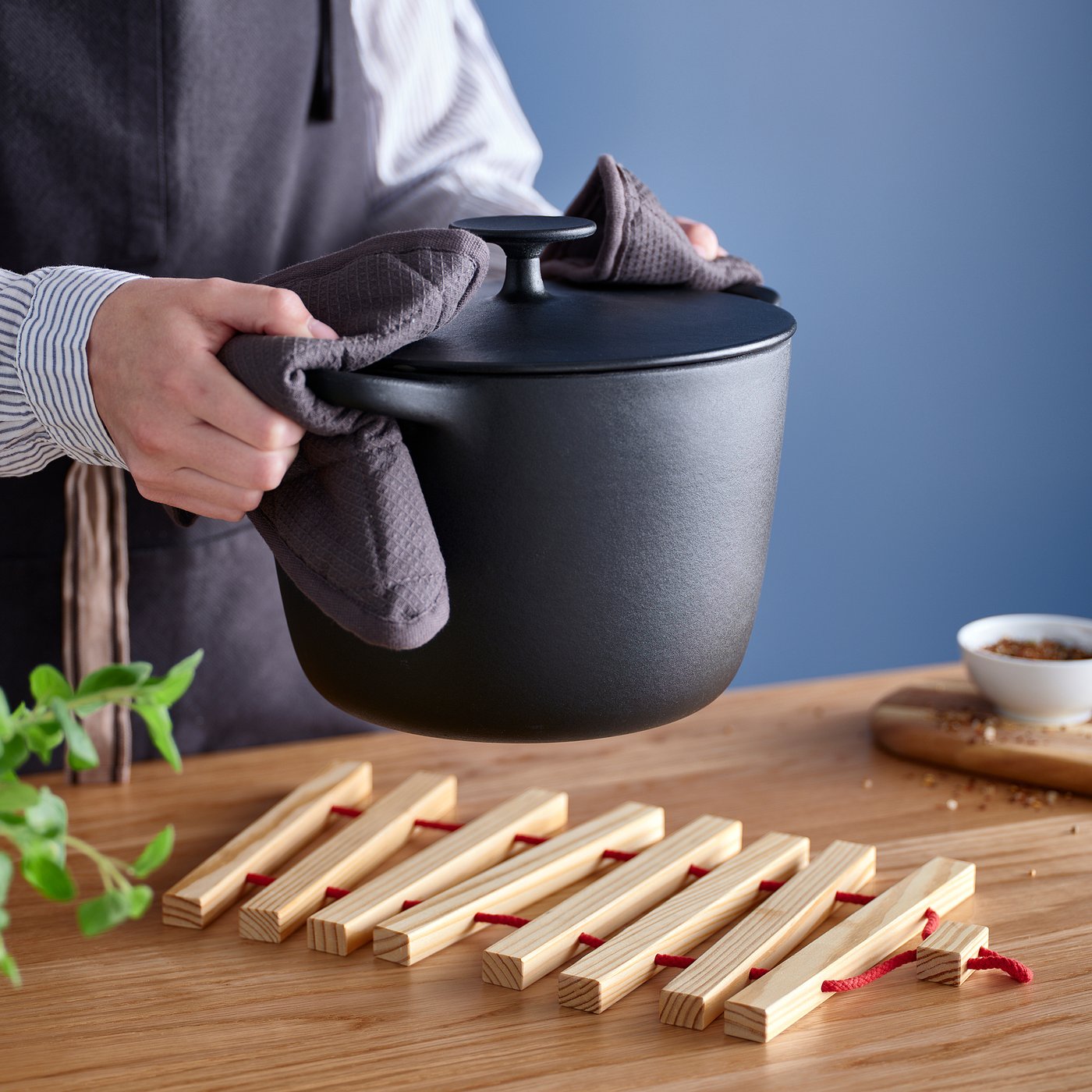 HALVNÄBB ハルヴネッブ 鍋敷き, 伸長式 ブライトレッド/パイン材, 16