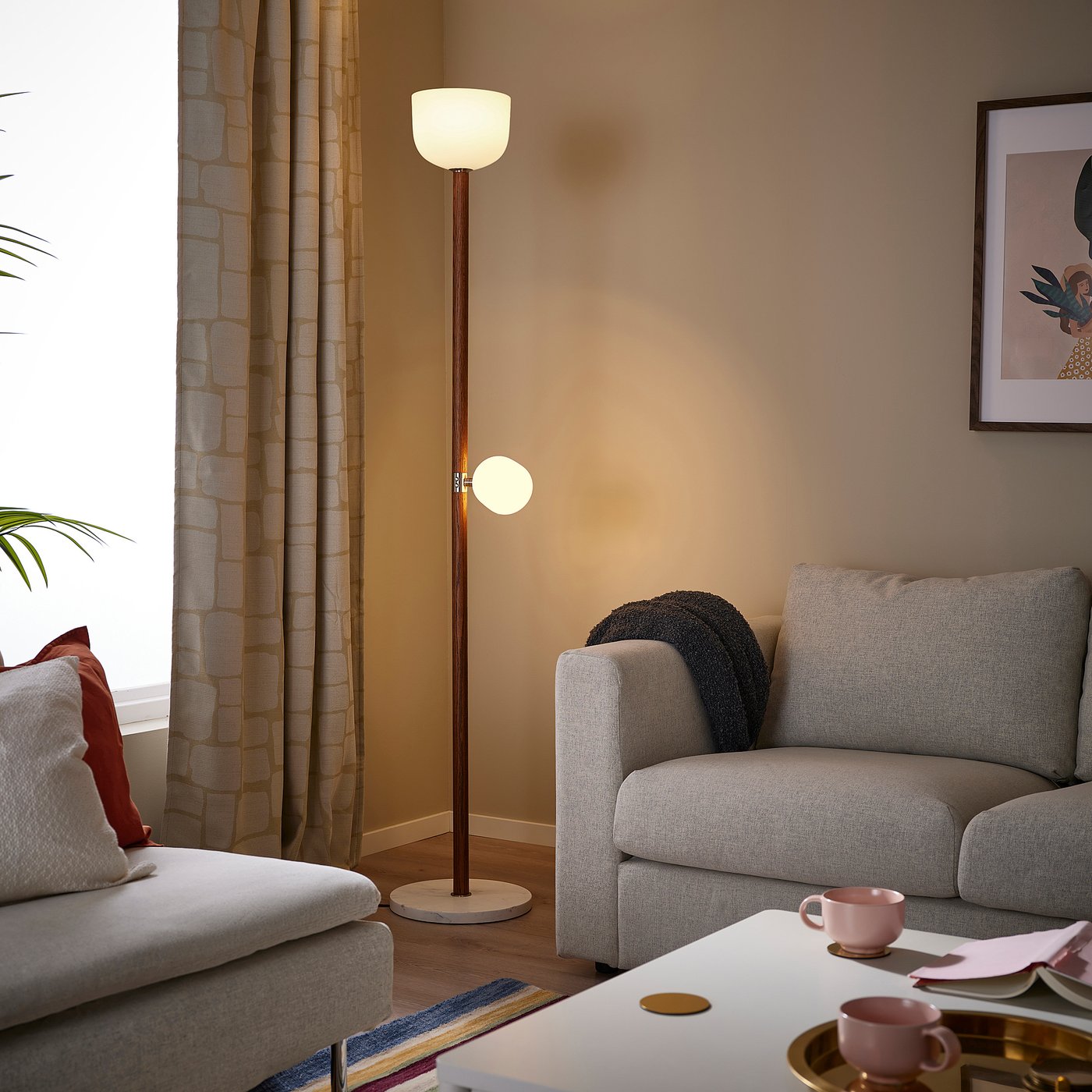 無垢材のフロアランプ・スタンドライト - IKEA