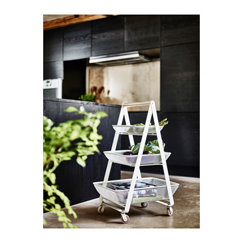 RISATORP リーサトルプ ワゴン IKEA キャスターはどの方向にも自由に動くので、お好きな場所に簡単に移動できます.  キッチンや玄関、ベッドルーム、ホームオフィスの収納にも使えます.  三角形のシェイプにバスケットを組み合わせたデザイン。中身をひと目で見渡せて、取り出すのも簡単です. 