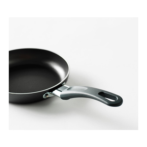 SKÄNKA シェンカ フライパン IKEA 取っ手が握りやすいので、調理しやすくなっています.  アルミニウム製。熱まわりがよく、均一に加熱できるので、焦げ付きやこびりつきに強く、温度調節も簡単です.  鍋底も側面も厚手で熱まわりが均一なので、おいしく調理できます. 