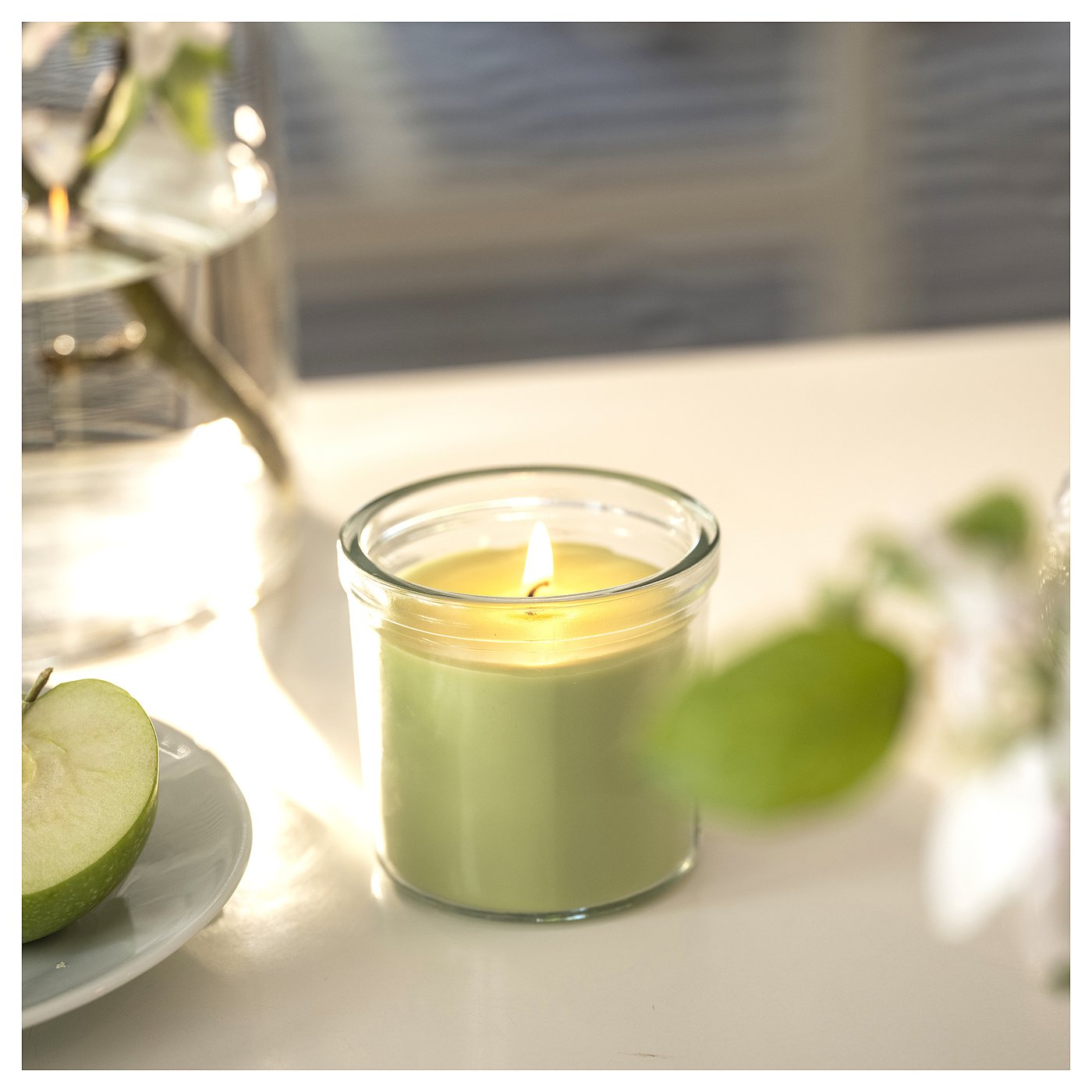 LÖVSKOGSLUND Scented candle in glass Apple/light green 40 hr