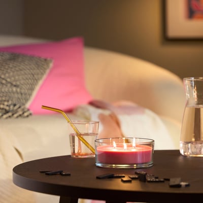 LOTSFÅGEL شمع معطر في كأس، 3 فتائل, بطيخ وردي برّاق, 25 س