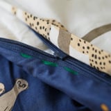 SANDLÖPARE غطاء لحاف و غطاء مخدة, أبيض أزرق غامق/السافانا, ‎150x200/50x80 سم‏