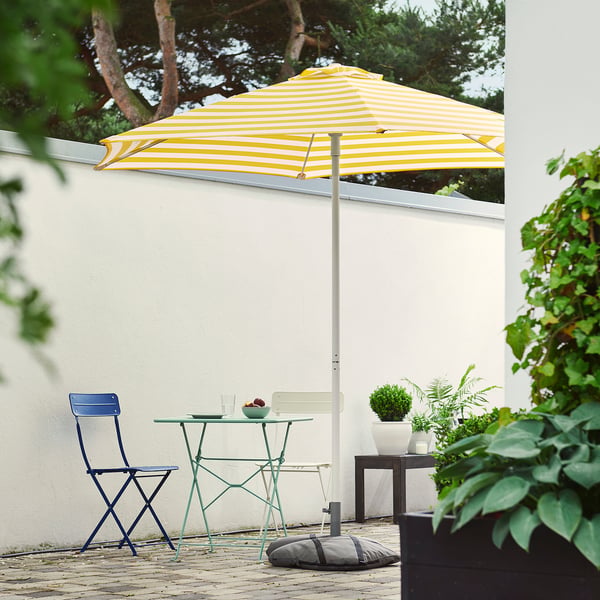 HÖGÖN / IGGÖN Parasol with base, off-white bright yellow/striped dark grey, 270 cm