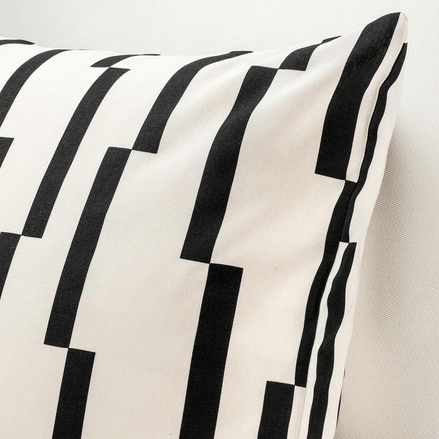 KINNEN غطاء وسادة أبيض/أسود IKEA