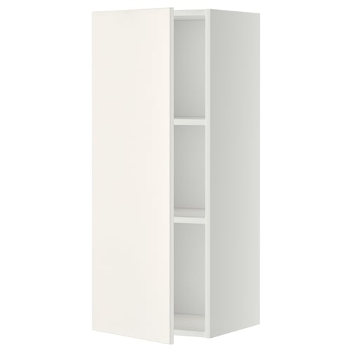 A white METOD kitchen wall cabinet with an adjustable shelf and a door that can swing either right or left.