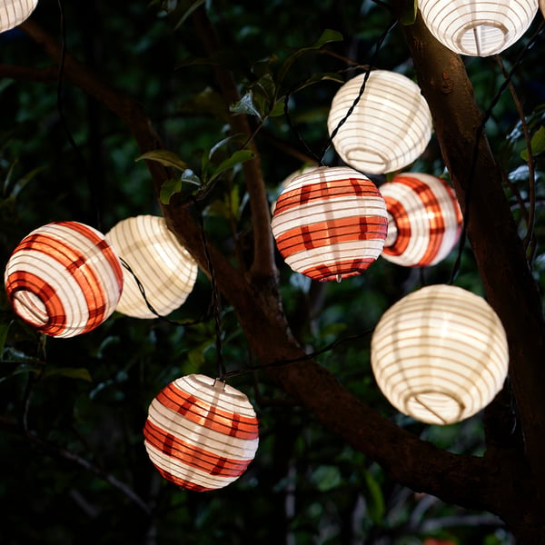SOLVINDEN solar string lights with white & red lanterns for outdoor ambiance.