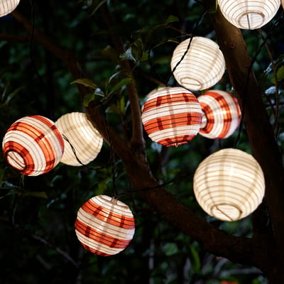 SOLVINDEN solar string lights with white & red lanterns for outdoor ambiance.
