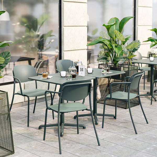 Modern outdoor seating set with lightweight, green VISINGSÖ chairs and table, perfect for small spaces.