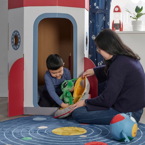 Child & adult play with green alien toy in cardboard spaceship. AFTONSPARV collection, suitable for 12+ months.