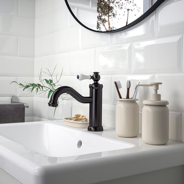 ÅLTJÄRN white set: soap dispenser, toothbrush mug, tray. Rounded shapes, enamel steel. Fits neatly beside sink.