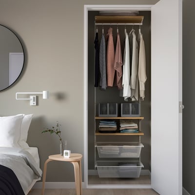 BOAXEL closet: wall-mounted, organised with clothes & baskets, perfect for small areas.