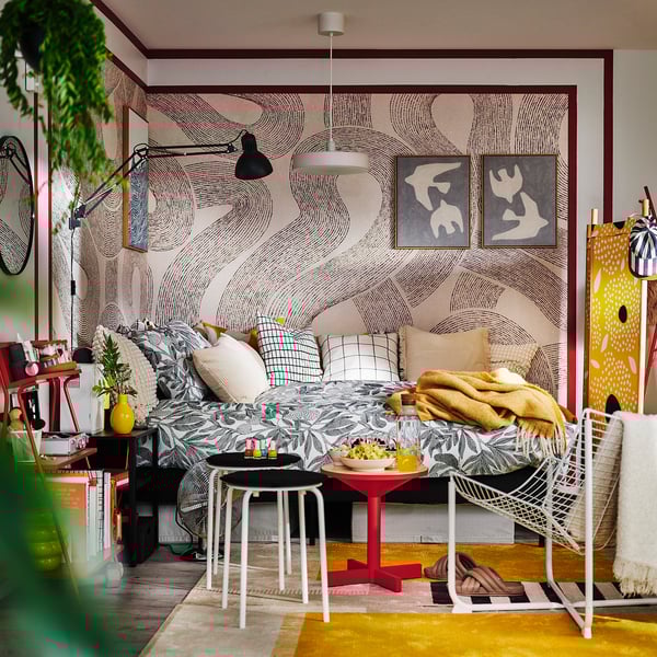 Bright modern bedroom with BROKDRACENA yellow bedding. Patterned duvet, pillows, and artful decor. Bold floral design.