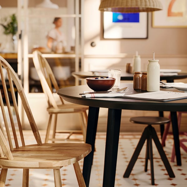 Cafe table with BRUGDHAJ, gladelig, bowl, chairs, barista, lights