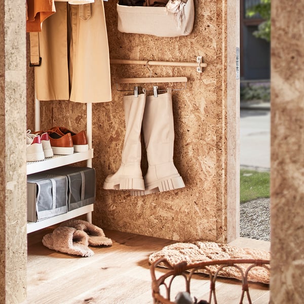 Close-up of a wooden hanger shaped for skirts or trousers, part of the BUMERANG series, keeping clothes wrinkle-free and organised.