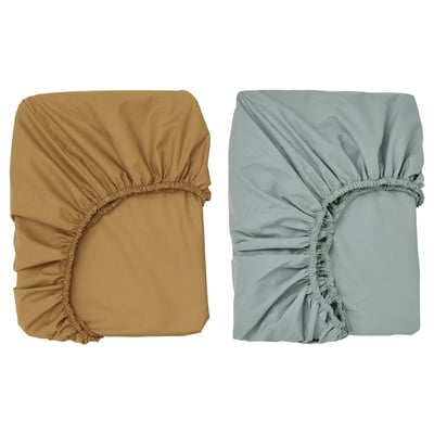 Two fitted sheets displayed side by side; one beige, one grey, rectangular, elastic edging, organic cotton.