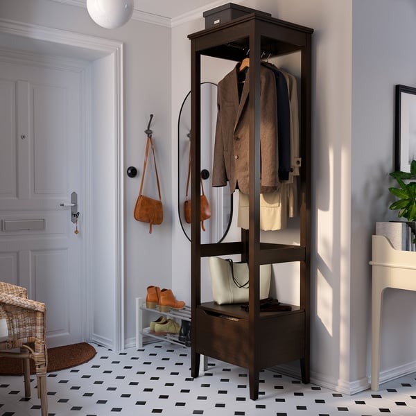 Organised entryway: IDANÄS wardrobe in dark brown wood, hanging jackets and bags, black-and-white chequered floor.