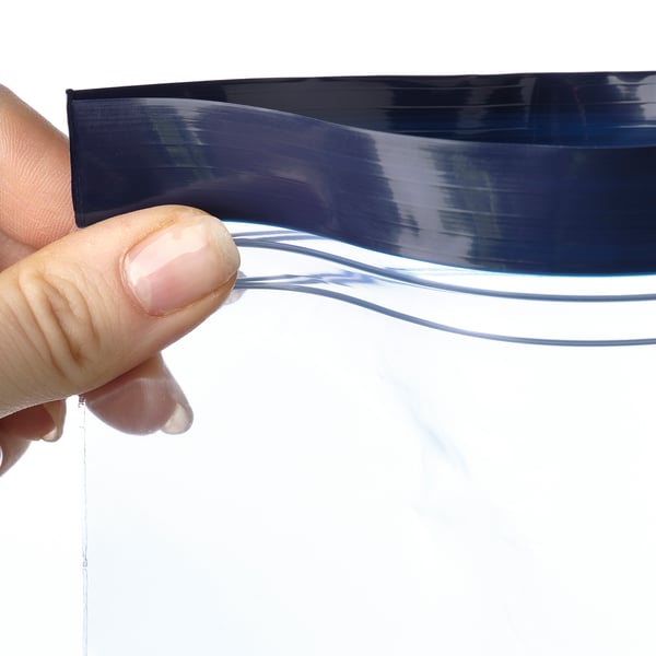 A hand holds a resealable, transparent ISTAD bag. The bags flexibility and sealing feature keep contents fresh and organised.