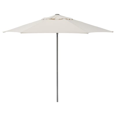 The JOGGESÖ parasol is white with a tilt, providing ample shade. Its aluminium pole and polyester fabric ensure durability and uv protection.