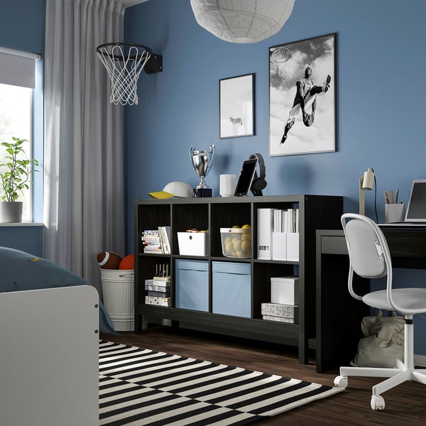 Blue teen room with KALLAX shelves, books, trophies. Basketball decor, desk, chair, rug, curtains.