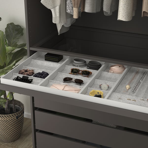 Pull-out jewellery tray with compartments for accessories.
