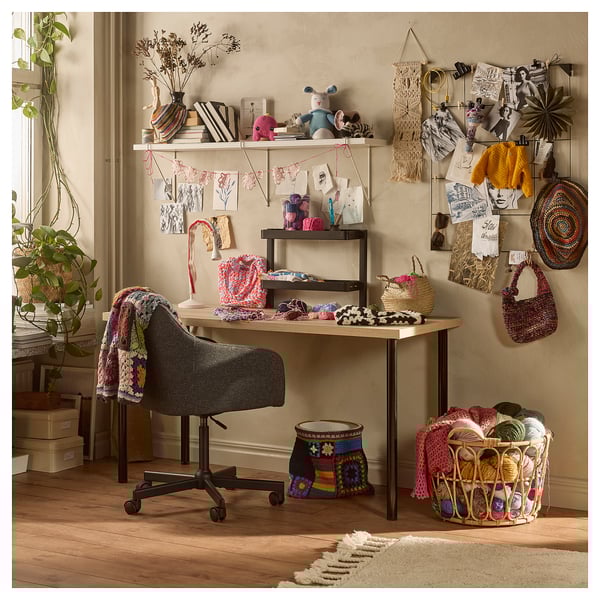 Cosy craft room with LAGKAPTEN table, shelves, colour yarn, crops, chair, and decor.