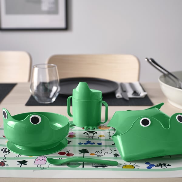 Kids green table set with frog-themed bowl, cup, spoon & bib for easy use.