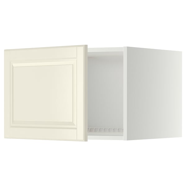 A white METOD kitchen cabinet with a panelled design and bevelled edges.