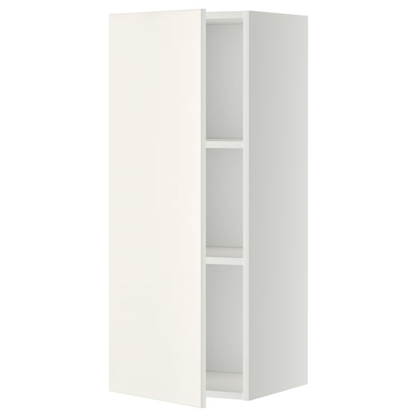 A white METOD kitchen wall cabinet with an adjustable shelf and a door that can swing either right or left.