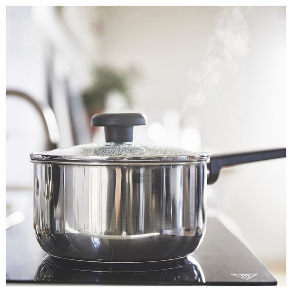 MIDDAGSMAT saucepan on induction cooktop, glass lid, black handle.