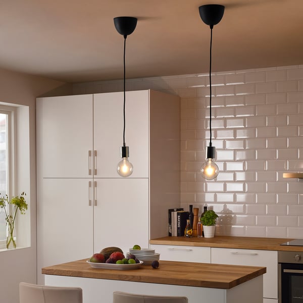 Kitchen island with SKAFTET lights, fruit bowl.