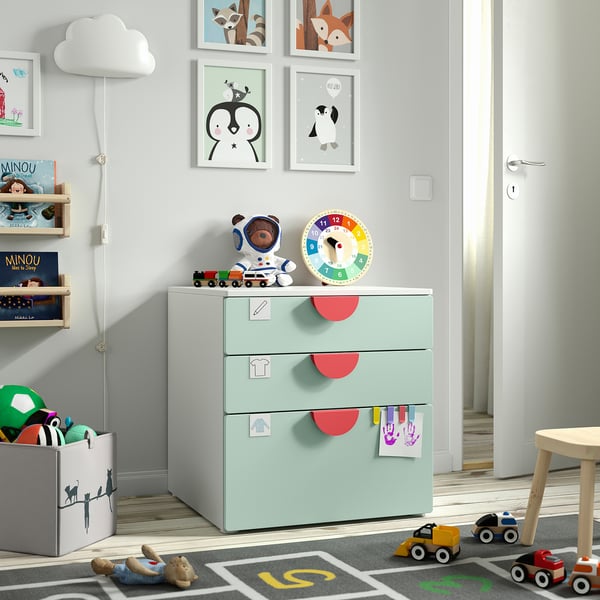 Green SMÅSTAD chest with red handles in kids room. Perfect for storage and play.