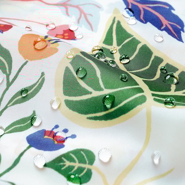 Water-repellent shower curtain, floral pattern, vibrant colours, eco-friendly polyester.