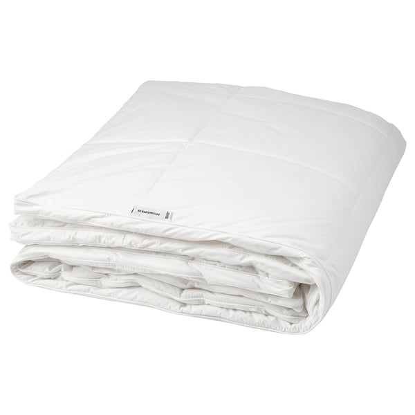 White strandmolle duvet, neatly folded, cotton-polyester, warm and cosy.