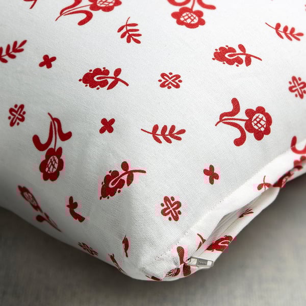 White cushion cover with red floral prints, hidden zip, 50x50 cm.