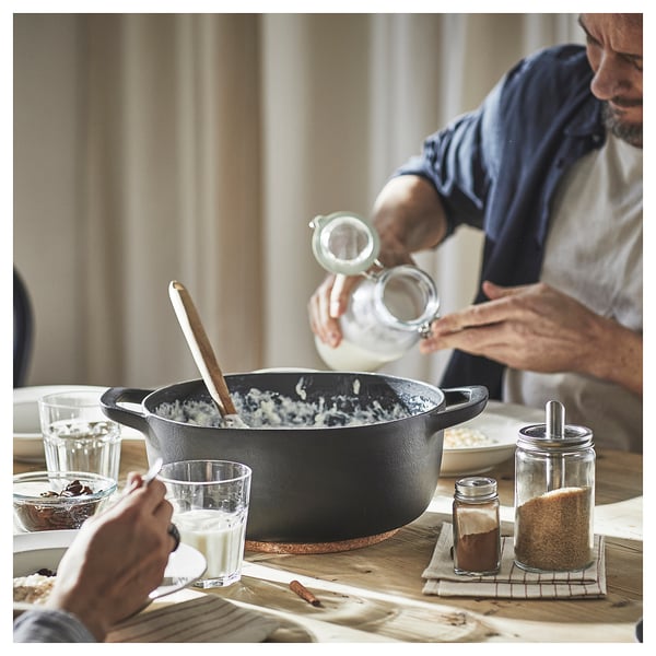 Cooking with VARDAGEN cast iron in cosy kitchen.