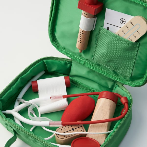 Žalias medicininis žaidimų rinkinys su mediniu švirkštu, kraujospūdžio matuokliu, termometru, tvarsčiais ir tabletėmis. Sukurta vaikų išradingam žaidimui vaidmenimis.