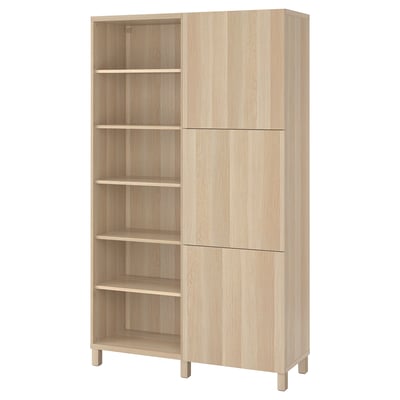 Ikea BESTÅ lengvo ąžuolo daiktadėžė: šešios reguliuojamos lentynos, padalytos į atviras ir uždaras dalis, stovinčios ant tvirtų medinių kojų.