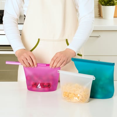 Trys spalvingi stačiakampiai silikoniniai maišeliai su užtrauktukais maisto laikymui.