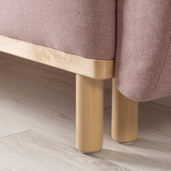 Moderni sofa-lova, demonstruojanti tvirtas, poliruotas medines kojas ir aukštos kokybės apmušalus.