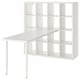 Pavaizduotas baltos spalvos ikea KALLAX įrenginys, kuriame yra stalas ir lentynos saugojimui.