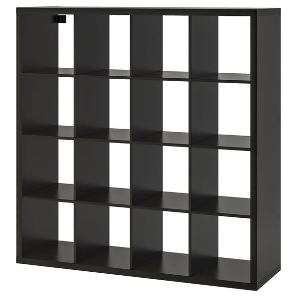 Juoda ikea KALLAX lentyna su moduliniu kubo dizainu, idealiai tinka sandėliavimui ir organizavimui.