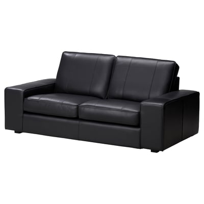 KIVIK juoda odinė sofa: modernus dizainas, gilios sėdynių pagalvėlės, tvirtas sudėjimas.