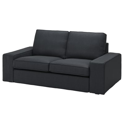 Juoda sofa KIVIK, aptaki su minkštomis pagalvėlėmis.