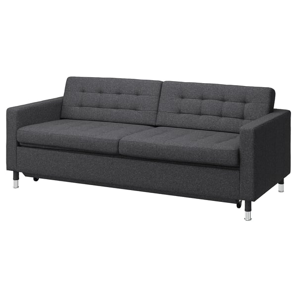 Paveikslėlyje pavaizduota moderni pilko audinio sofa, pavadinta landkrona, su chromuotomis kojomis ir aptakiu dizainu.