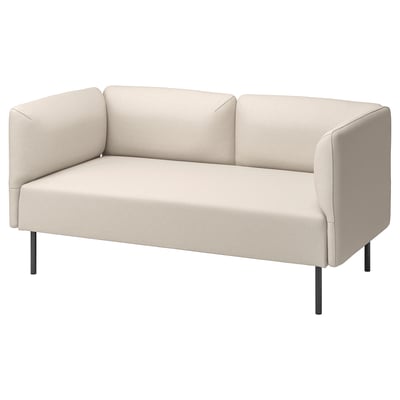 Smėlio spalvos švaraus dizaino LILLEHEM 2 vietų sofa su minkštomis sėdynėmis ir atlošais, kuriuos palaiko juodo metalo kojos.