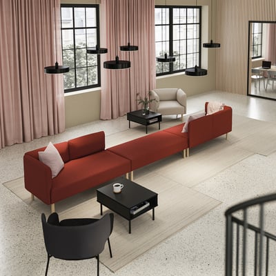 Minimalistinė svetainė su raudona sofa, juodais stalais/kėdėmis, rožinėmis užuolaidomis, juodais šviestuvais.