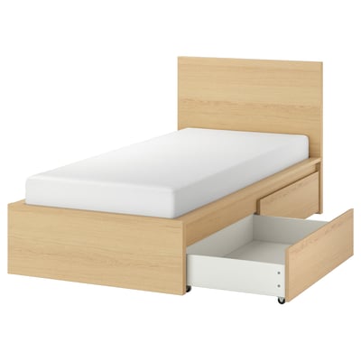 Medinė lova MALM su smėlio spalvos apdaila, minimalistinis dizainas, 2 laikymo stalčiai ant ratų.
